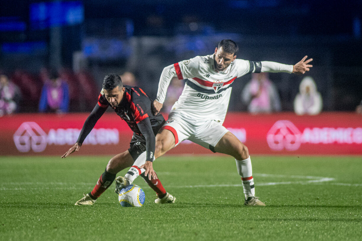 Veja os gols: Vitória toma lapada do São Paulo e volta a zona de rebaixamento.