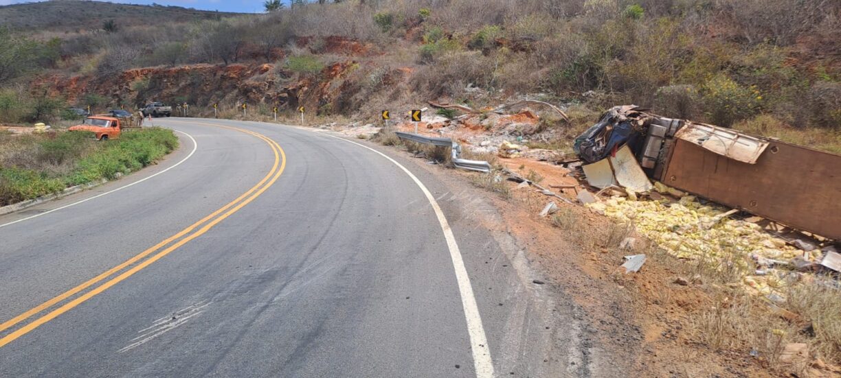 BA-026: Carreta capota em Pé de Serra carga é totalmente saqueada
