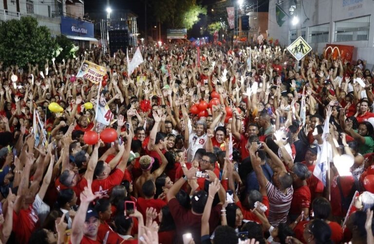 Tem boca não! Em grande caminhada, Gui e Jero recebem apoio de uma multidão em Brumado.