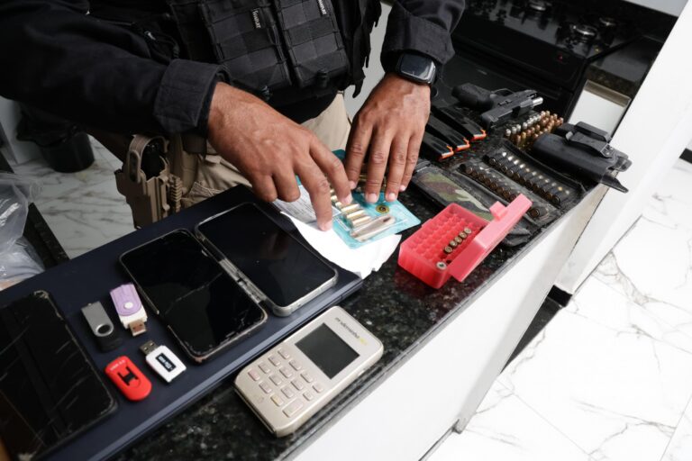 Pombos Sujos: Quatro agentes penais são presos por corrupção e associação criminosa durante Operação Falta Grave.