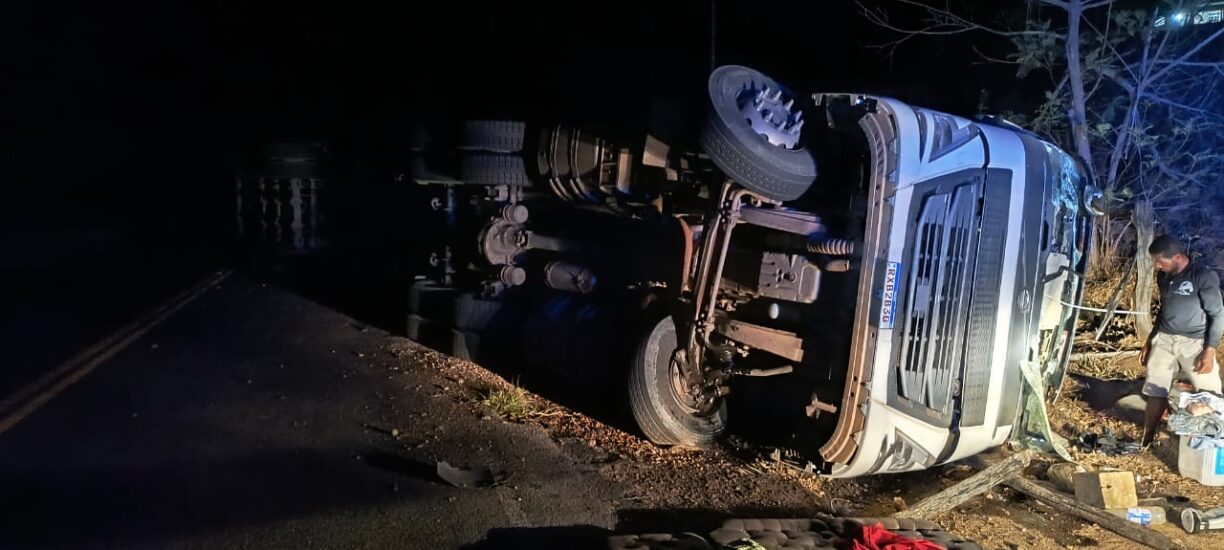 BR:030: Carreta carregada com polpas de frutas tomba, motorista fica ferido.