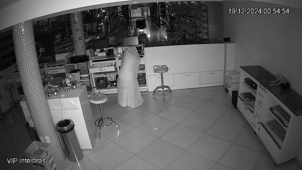 Assista: Câmera flagra ‘cu de galinha’ enrolado em cobertor ao invadir e furtar loja no centro de Brumado. Suel tá no pinote!