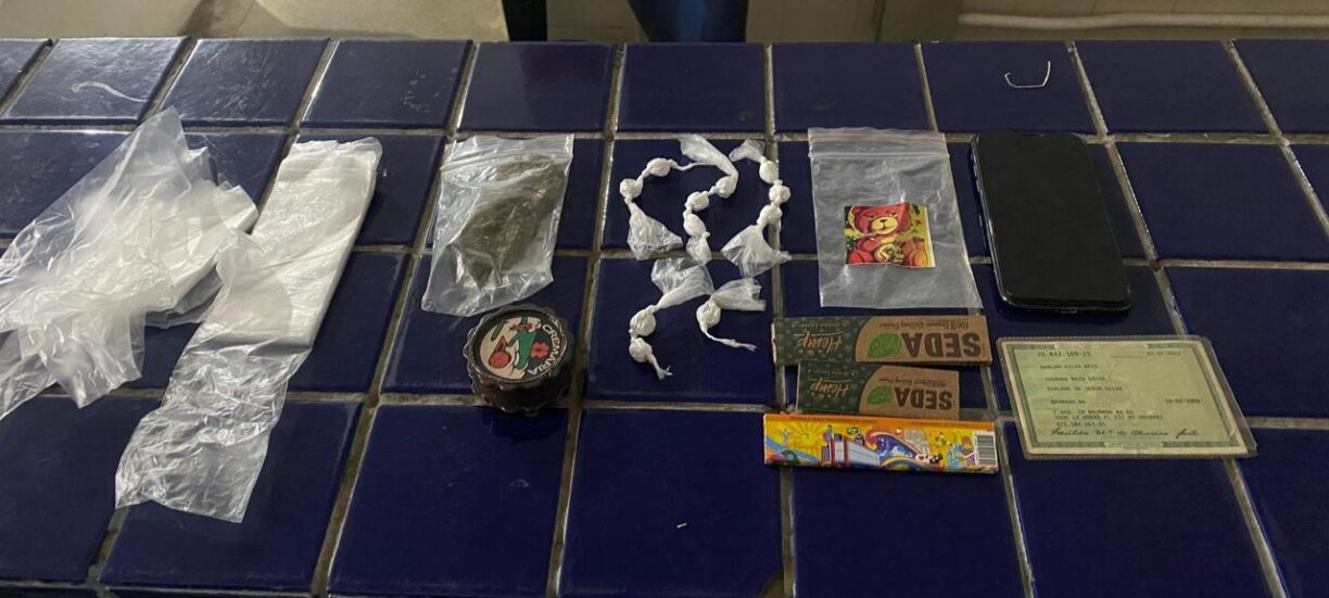 Curumim é apreendido por tráfico de drogas em Brumado; biqueira funcionava na casa da mãe do gordinho.