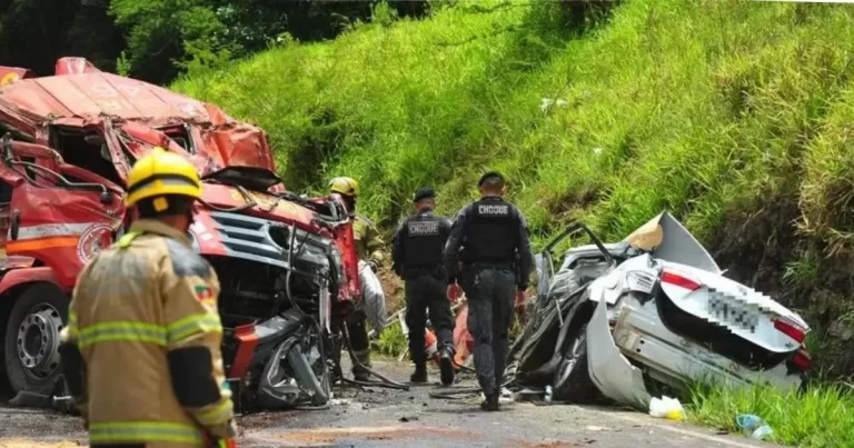 Acidente envolvendo caminhão dos Bombeiros e carro de passeio deixa cinco vítimas fatais