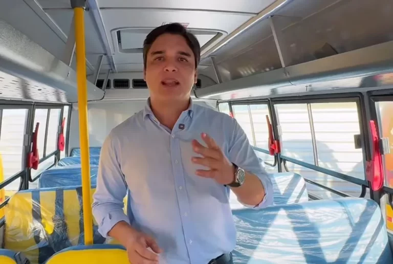 Tem emenda do Homem pai! Vítor Bonfim participa da entrega de 417 “busões” escolares na Bahia.