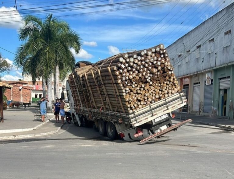 Deu canga! Caminhão carregado de “Toras” quase tomba no centro de Aracatu.