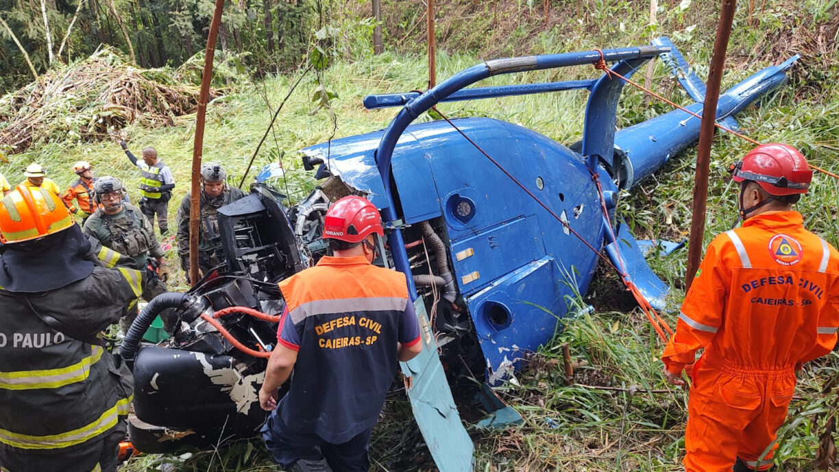 Assista: Criança e piloto passam noite na mata após Helicóptero com 4 pessoas cair na Grande São Paulo