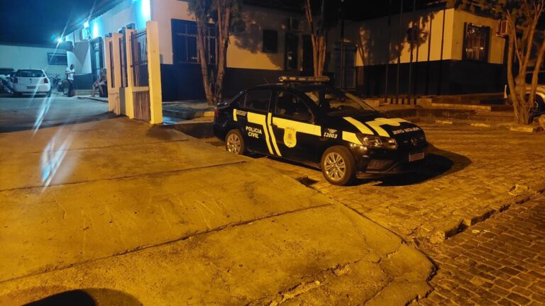 Cu de galinha é conduzido ao ser flagrado malocando droga na cintura, em Brumado.