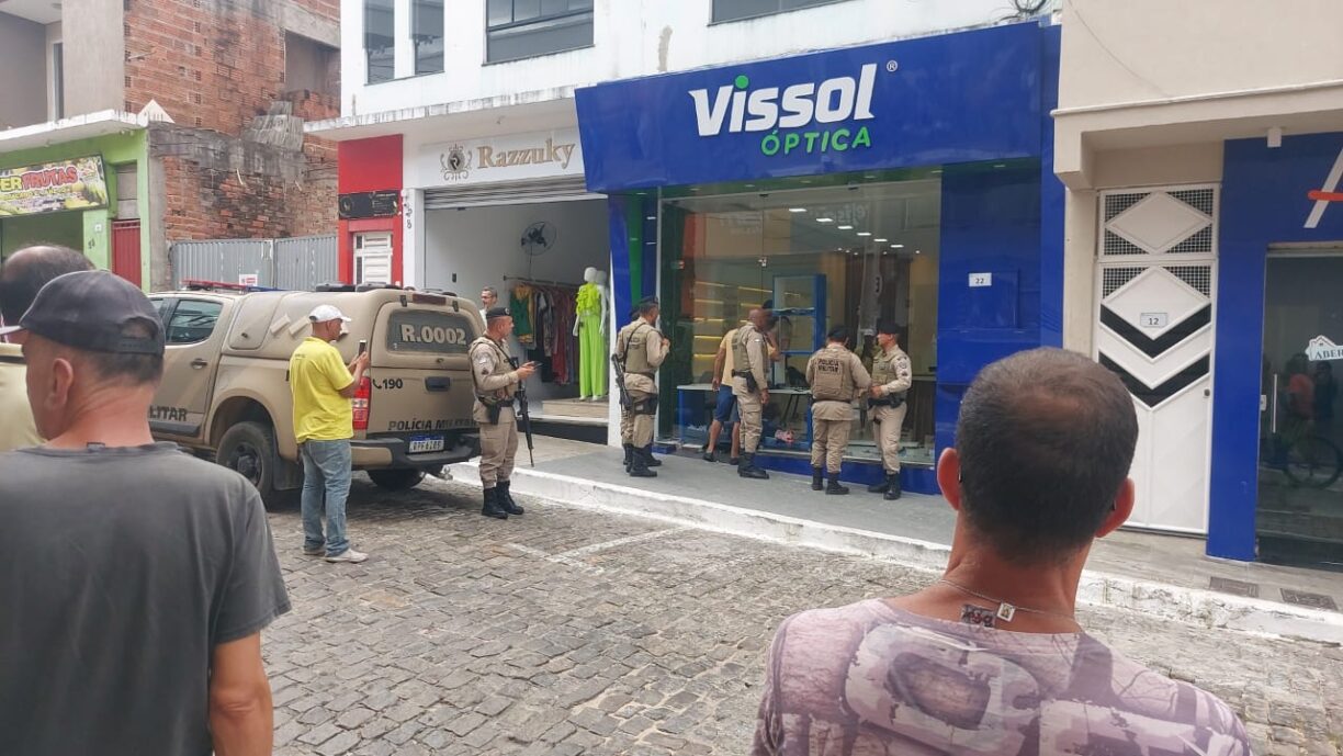 Coisa de doido! PM, Bombeiros e Samu trabalham juntos em ocorrência de homem em surto psicótico no centro de Brumado.