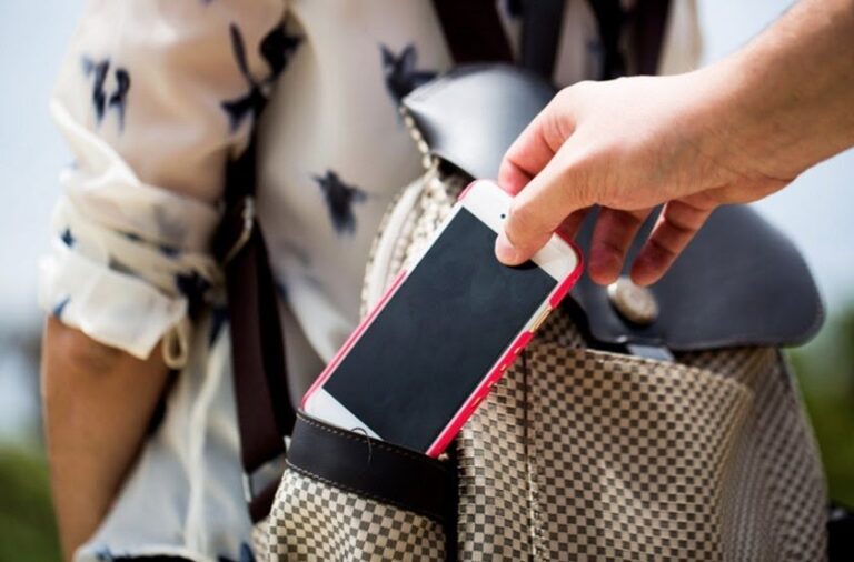 Em Brumado, Curumim é detido pela turma do deixa disso após surrupiar celular da maçã mordida.