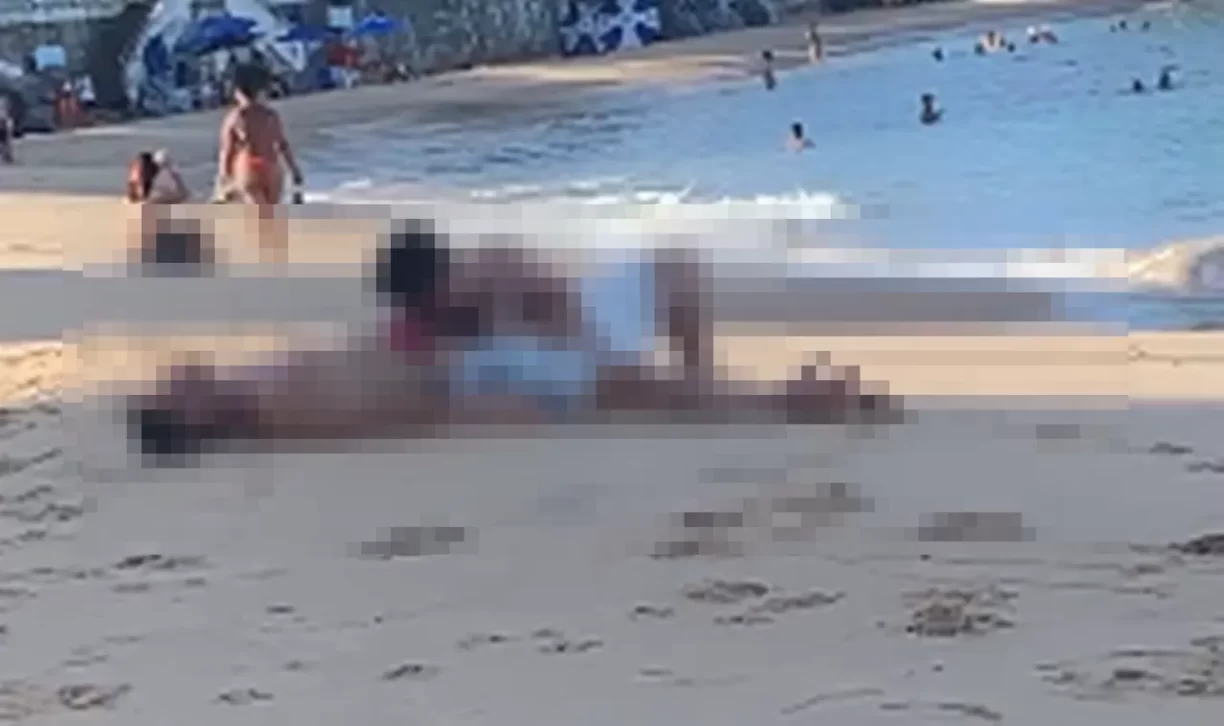 Pouca vergonha! Homem é filmado fazendo “bola gato” à luz do dia na praia em Salvador; banhistas ficaram virados na porra com a situação.
