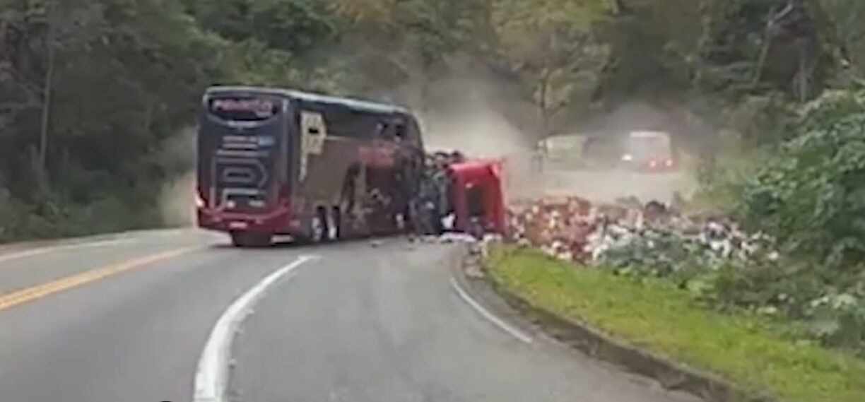 Vídeo mostra acidente que matou três pessoas e deixou feridos na BR 101. (Assista)