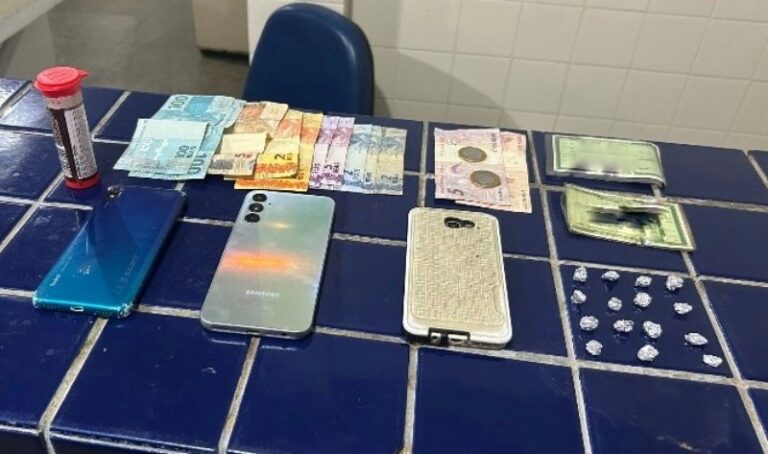 Com pedras de crack no bolso, Cu de Galinha é preso por tráfico de droga no Dr Juracy, em Brumado.