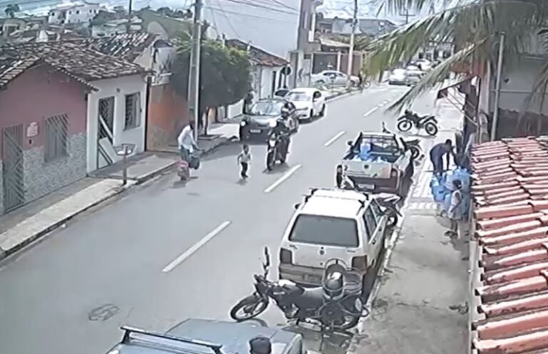 Assista: Criança é atropelada por motocicleta ao sair de escola em Jequié