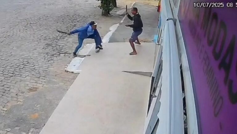 Puta que pariu! Briga de facão deixa dois “malucos” feridos na Bahia