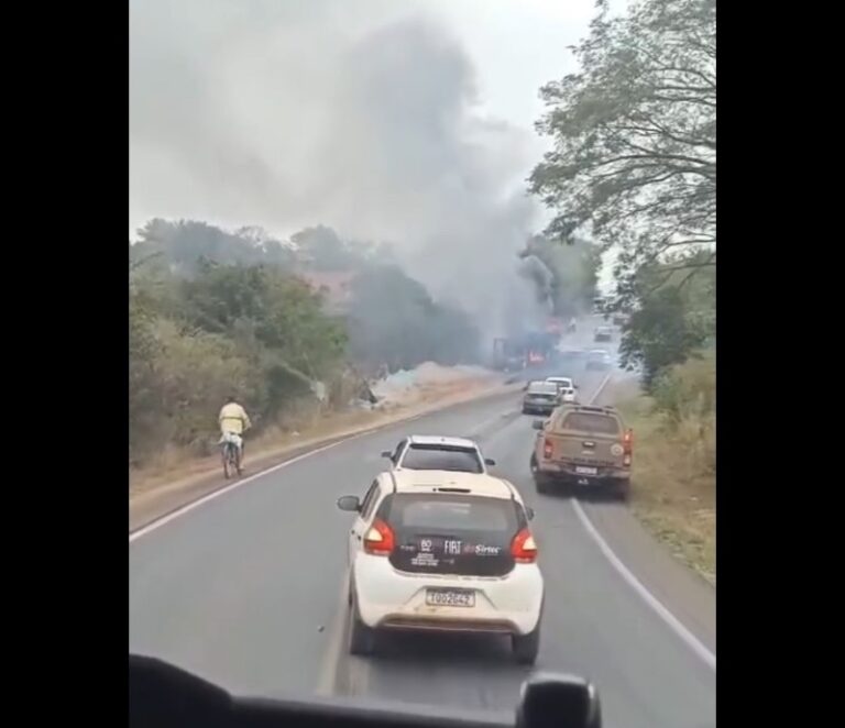 Assista: Carreta com carga de caroço de algodão pega fogo na BR-030, em Caetité