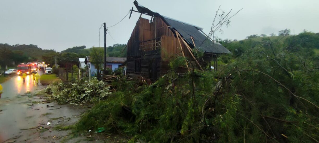 Vento da desgraça! Tornado deixa rastro de destruição e seis mortos no interior do Paraná (Assista).