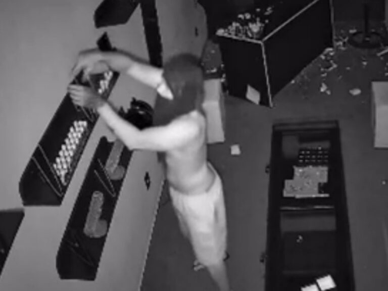 Brumado: Cramunhão invade joalheria pelo telhado, destrói forro e causa prejuízo (Assista).