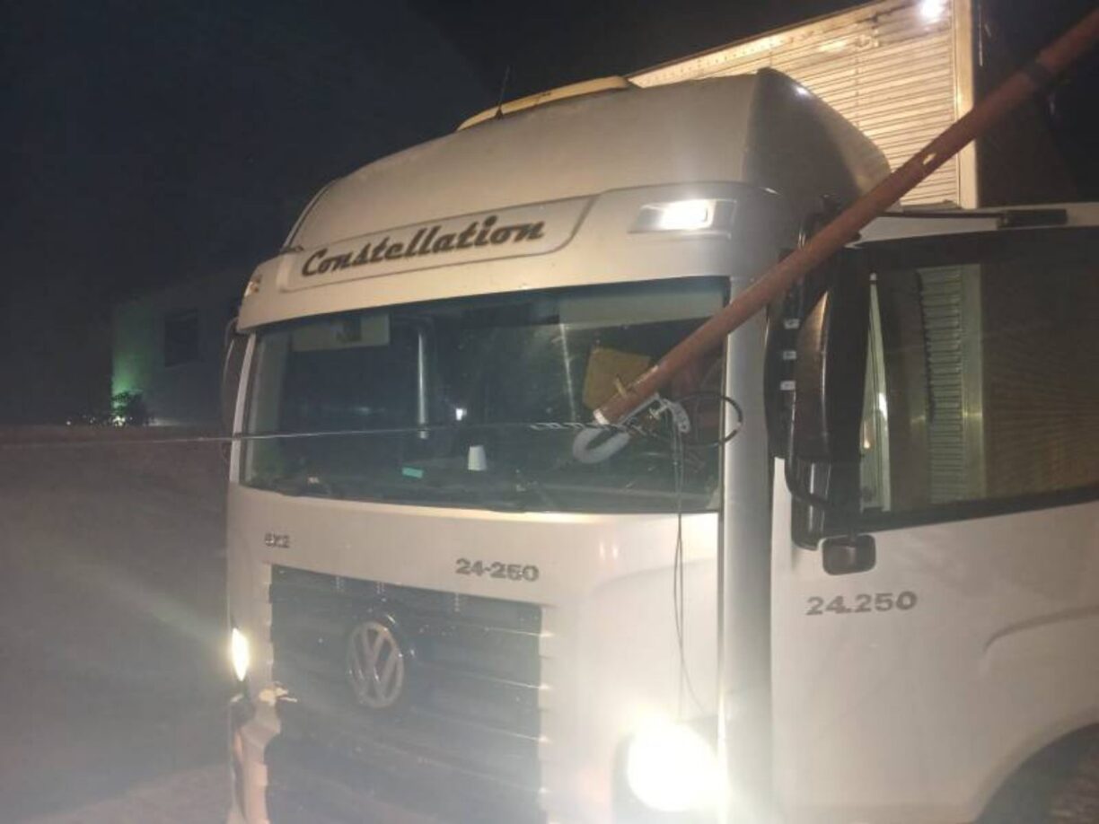 Caminhão atinge fiação em Malhada de Pedras e causa danos na rede elétrica