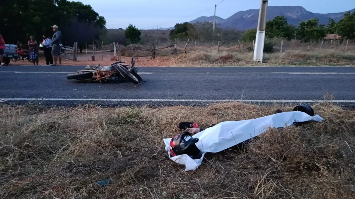 Mulher morre e motociclista fica gravemente ferido em acidente na zona rural de Boquira