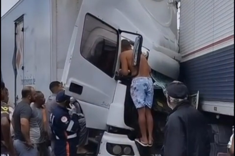 Assista: Caminhoneiro fica preso às ferragens após acidente entre caminhão e carreta na BR-116