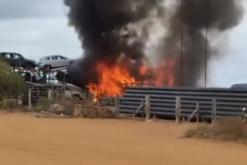 Carreta-cegonha carregada com veículos é destruída por incêndio na BA-026