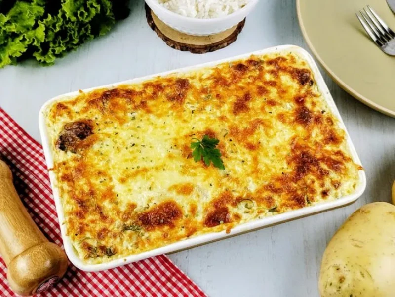 Domingo é dia do É de Cumer: Batata Gratinada com Calabresa e Bacon