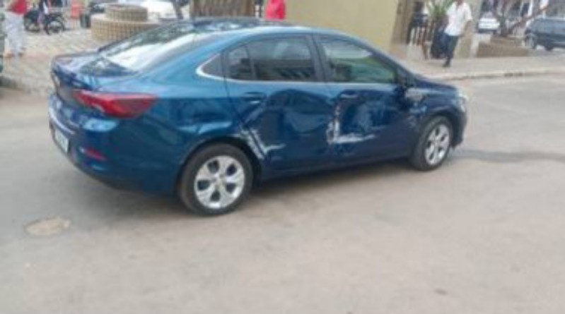 Van sai de vez, bate em carro e deixa motorista de 73 anos no prejuízo em Anagé