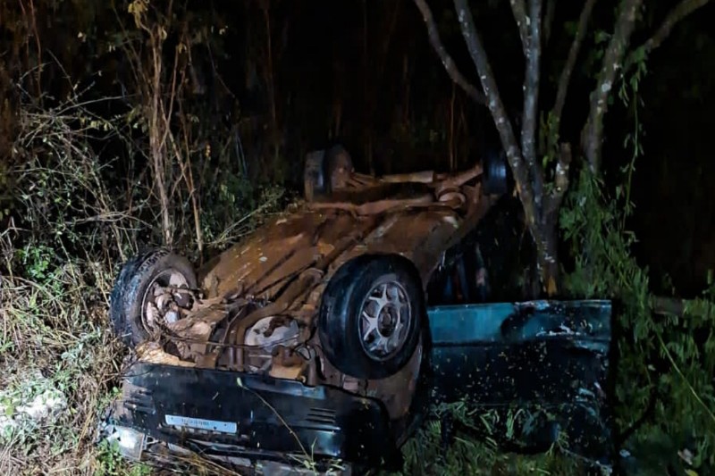 Motorista abandona carro após capotamento na zona rural de Ituaçu