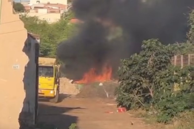 Virados na desgraça com fumaça e cinzas: moradores e comerciantes denunciam queima de lixo no centro de Brumado