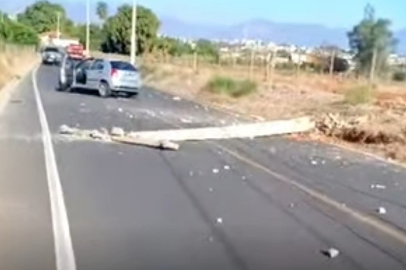 Mulher morre após carro bater em poste em Livramento