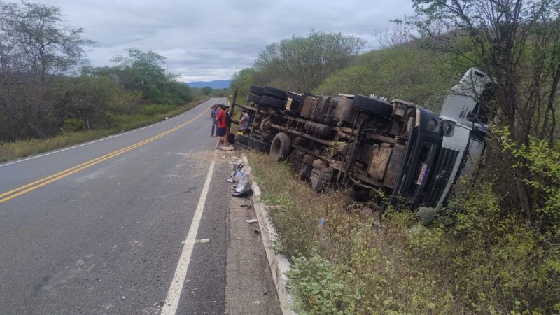 Caminhão tomba na BA-026 entre Contendas do Sincorá e Maracás