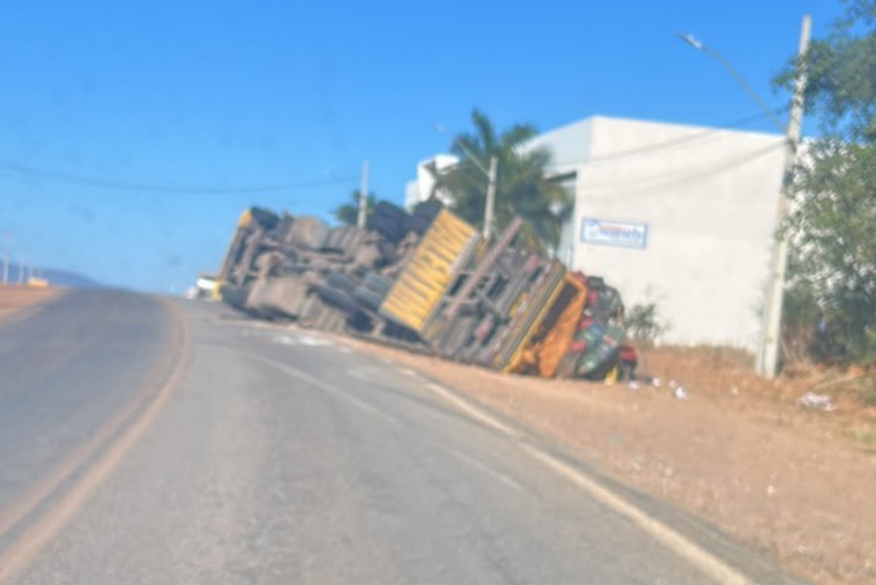 Assista: Caminhão carregado de ureia e caixaria tomba na Curva dos 5, em Brumado.