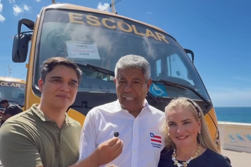 Vitor Bonfim comemora avanço da Barragem de Cristalândia em Brumado e entrega de ônibus escolares
